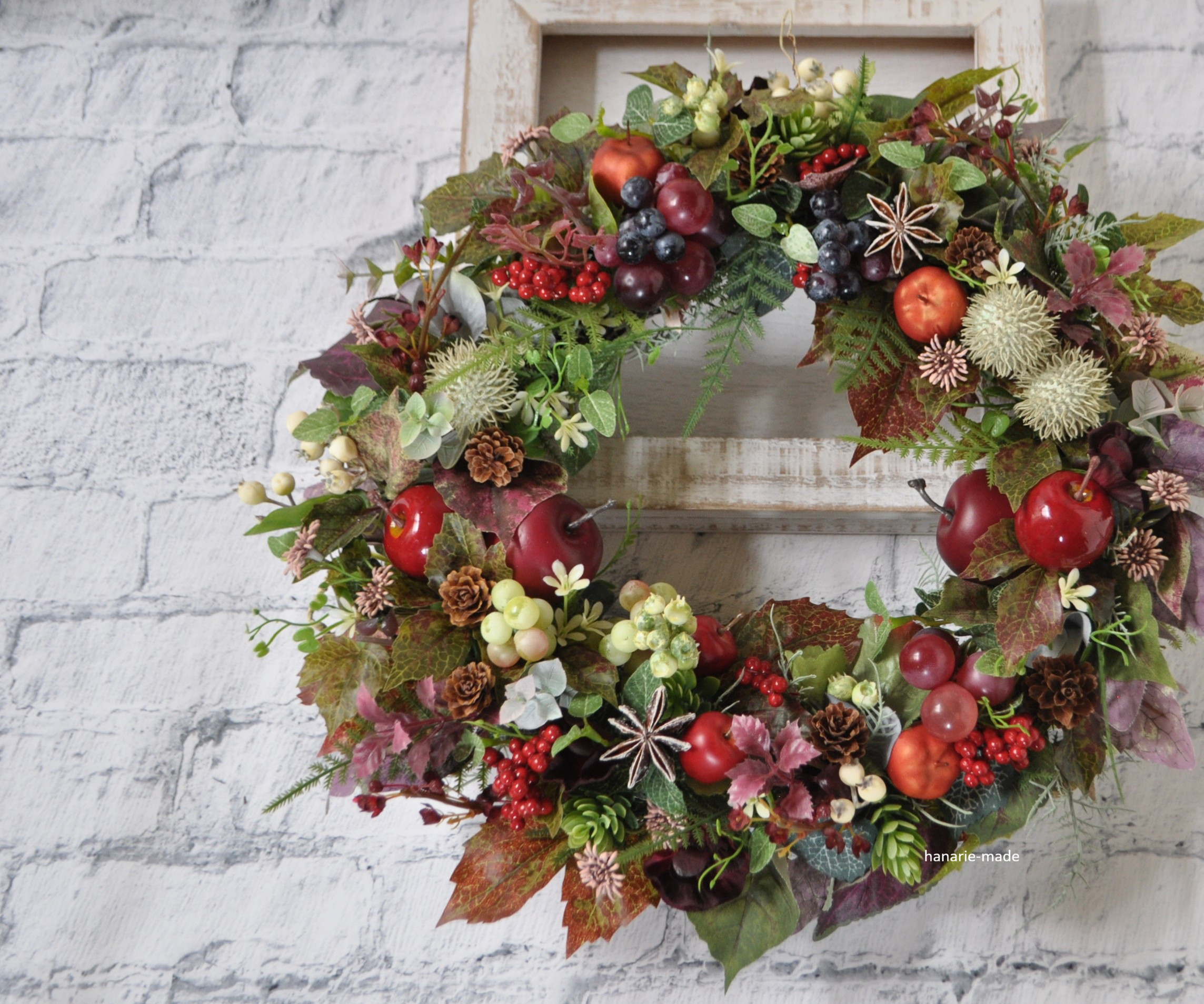 直径３５cm　深まる秋に　艶やかなりんご・赤い実とブドウのリース：葡萄　りんご