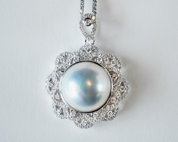 【ルミナ】11-12mm天然 奄美大島産オーロラ白馬貝パールペンダントトップ 18Kゴールド ダイヤモンド付き ムーンライトシリ