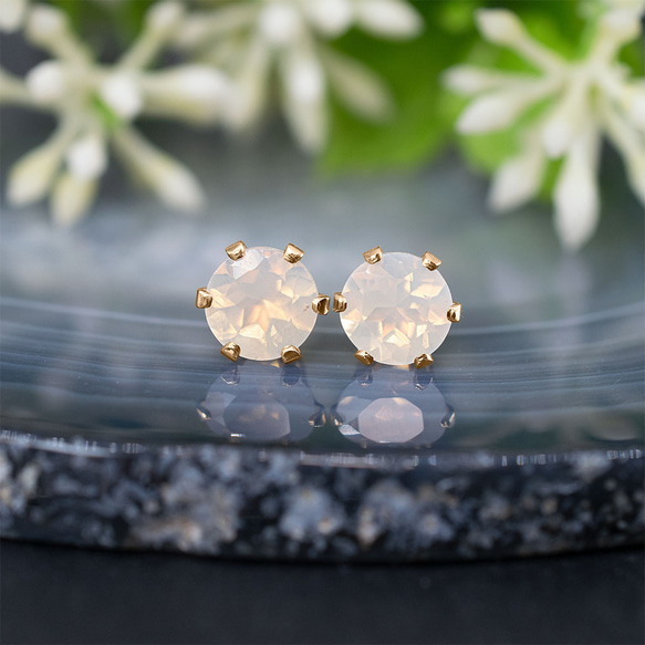 ムーンクォーツ・ピアス　6mm（1ペア）☆14kgf 1枚目の画像