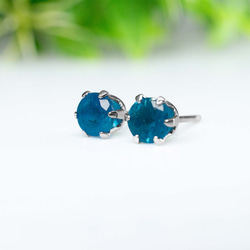 ネオンブルーアパタイト・ピアス　5mm（1ペア）No.2 3枚目の画像