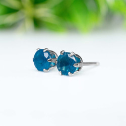 ネオンブルーアパタイト・ピアス　5mm（1ペア）No.2 2枚目の画像