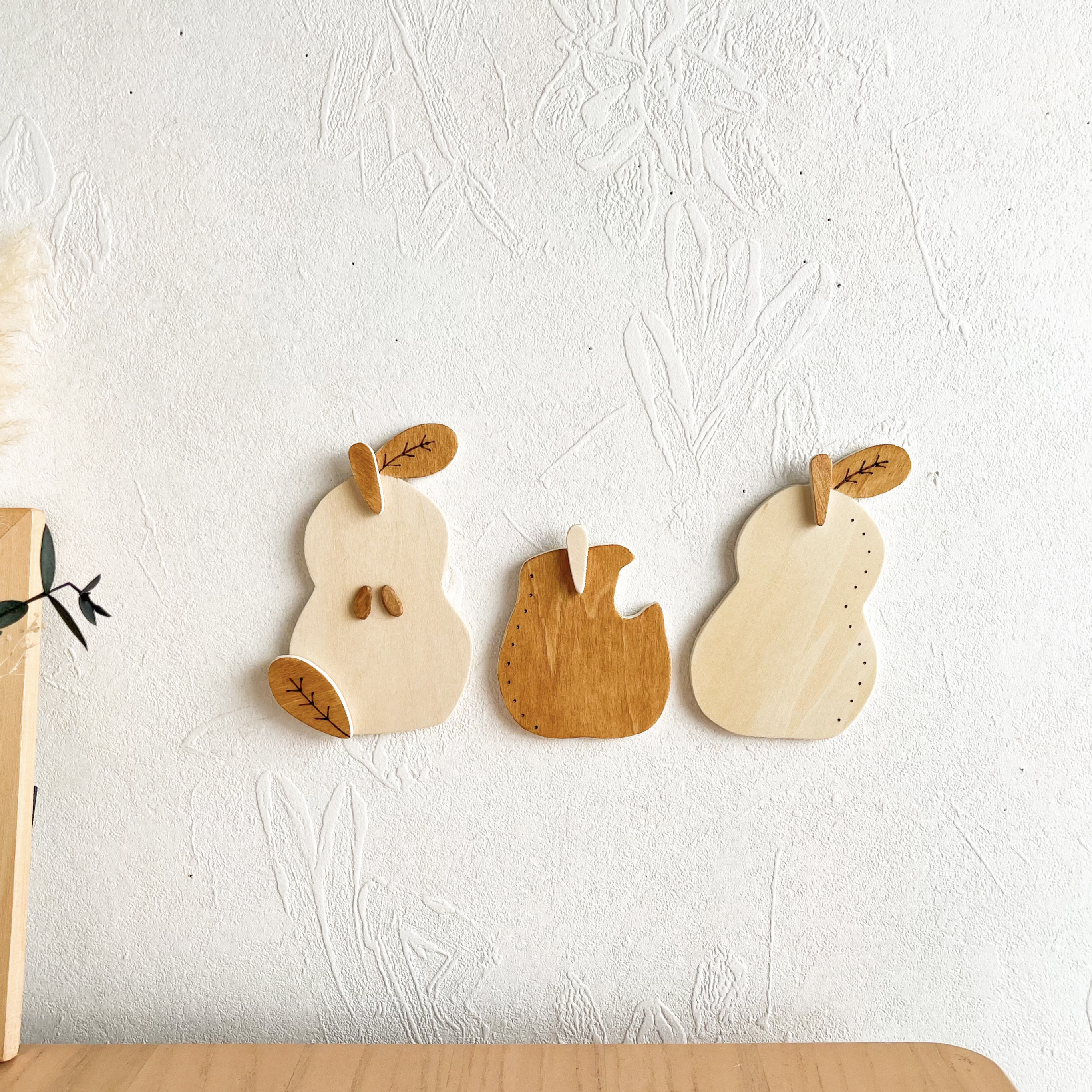 壁にぺたり♪洋なし【木製】ウォールステッカー / 繰り返し使える　壁飾り おしゃれ 北欧 引っ越し 新居