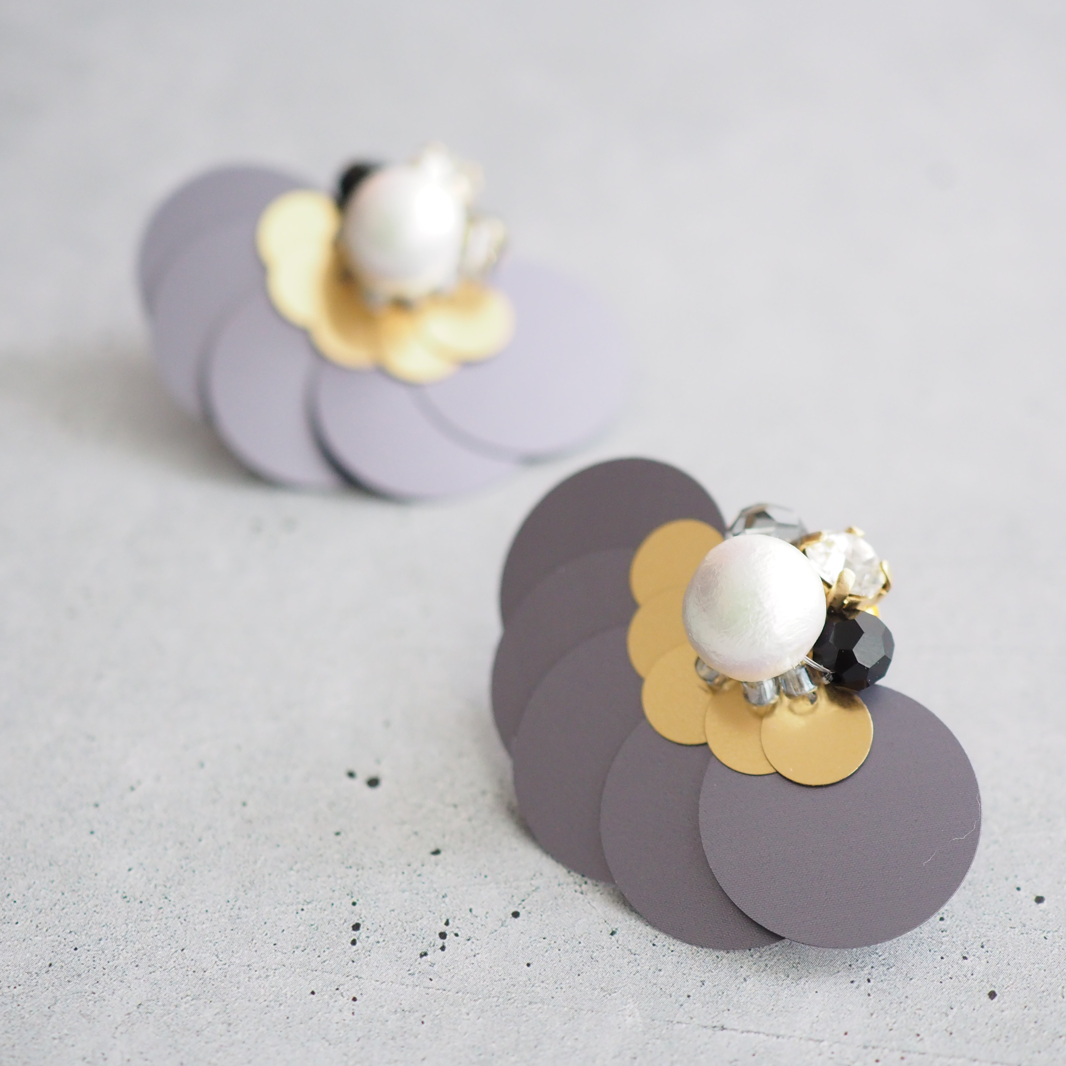 『wing』（チャコールグレー）大ぶり　ピアス/イヤリング【受注】送料無料