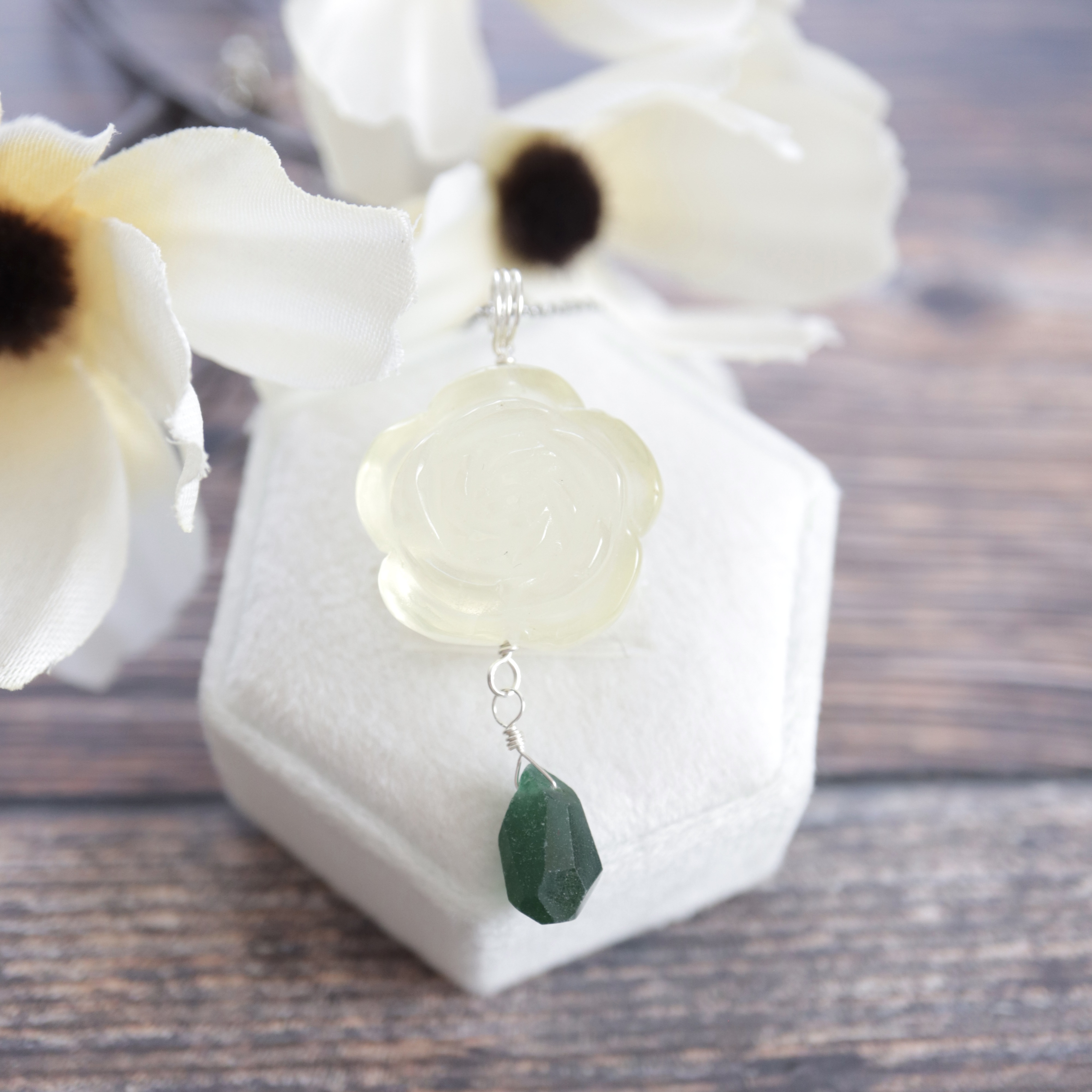 【1点もの】シトリン薔薇彫刻ペンダント《優美な一輪》｜天然石アクセサリー