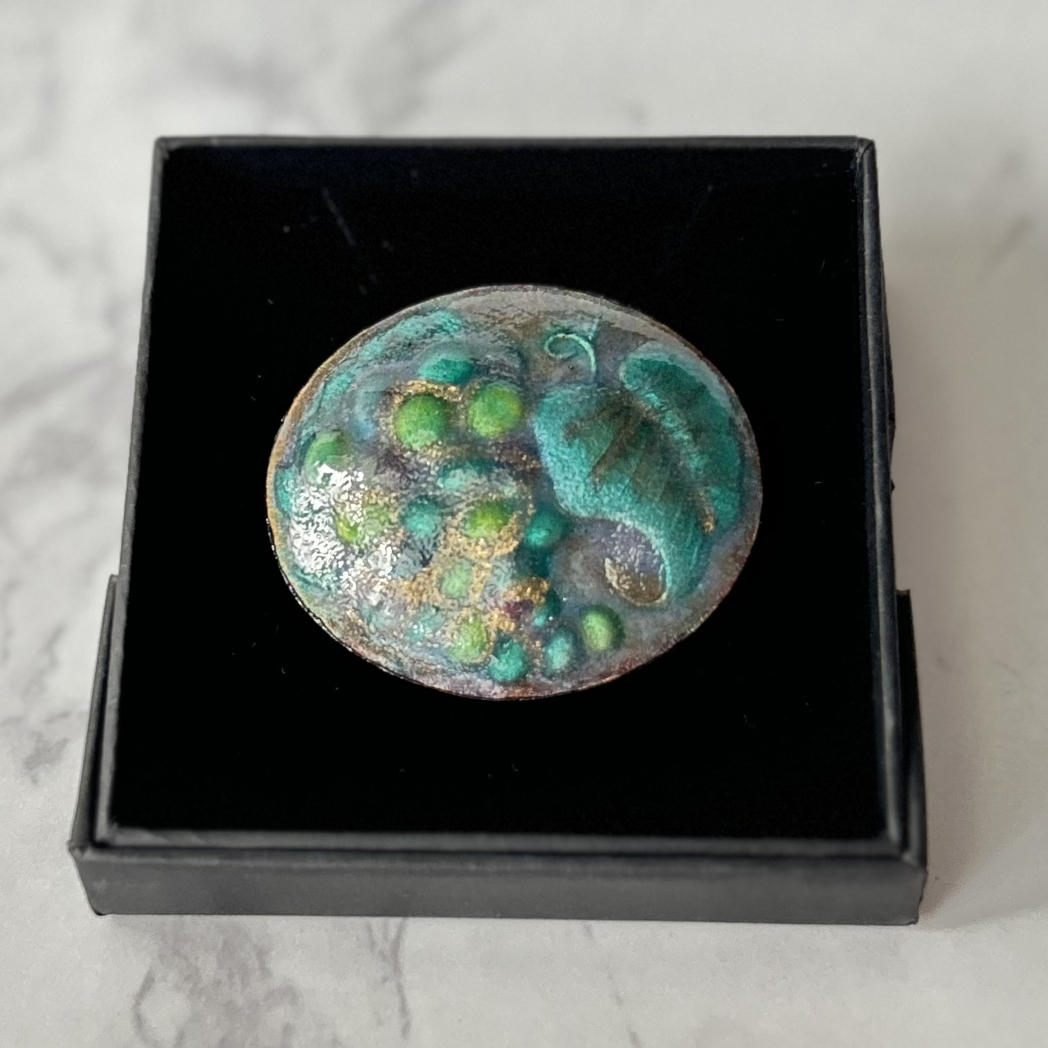 七宝焼 ぶどう柄ブローチ ＊金彩×グリーン×紫＊ ブローチ 七宝工房