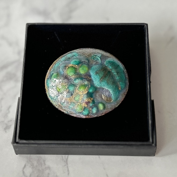 七宝焼 ぶどう柄ブローチ ＊金彩×グリーン×紫＊ ブローチ 七宝工房