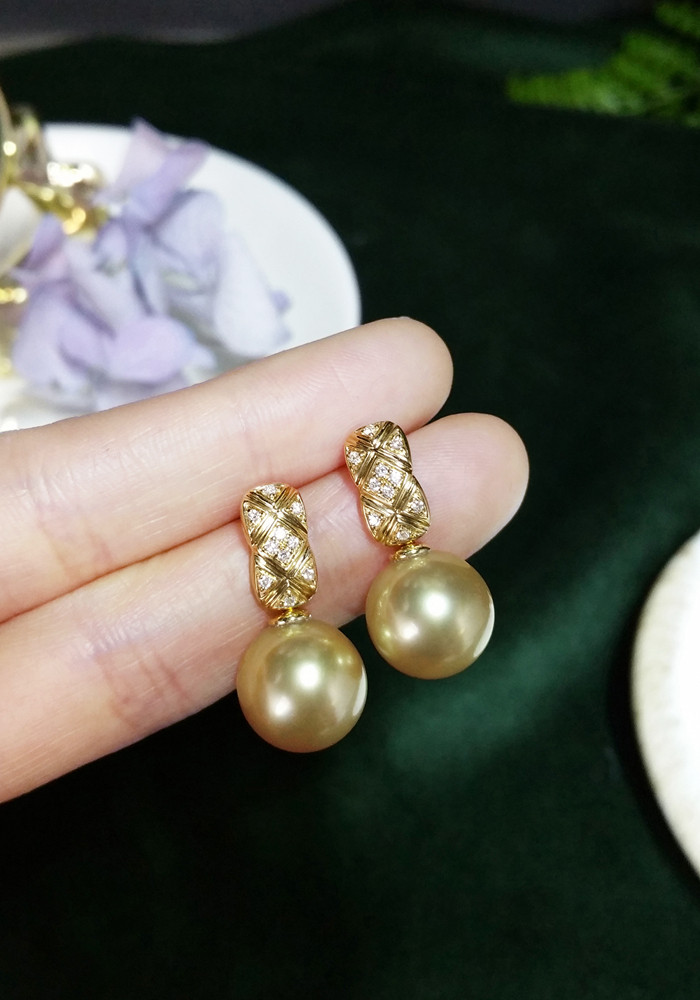 【ルミナ】11-12mm 南洋サンセットゴールデンパールイヤリング 18Kゴールド クラシックダイヤモンドパターン 温かみのある