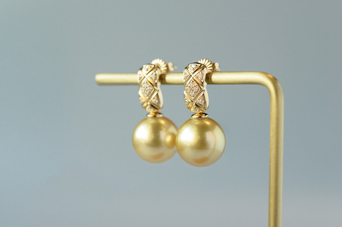 【ルミナ】11-12mm 南洋サンセットゴールデンパールイヤリング 18Kゴールド クラシックダイヤモンドパターン 温かみのある