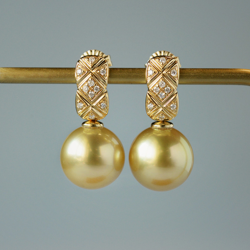 【ルミナ】11-12mm 南洋サンセットゴールデンパールイヤリング 18Kゴールド クラシックダイヤモンドパターン 温かみのある