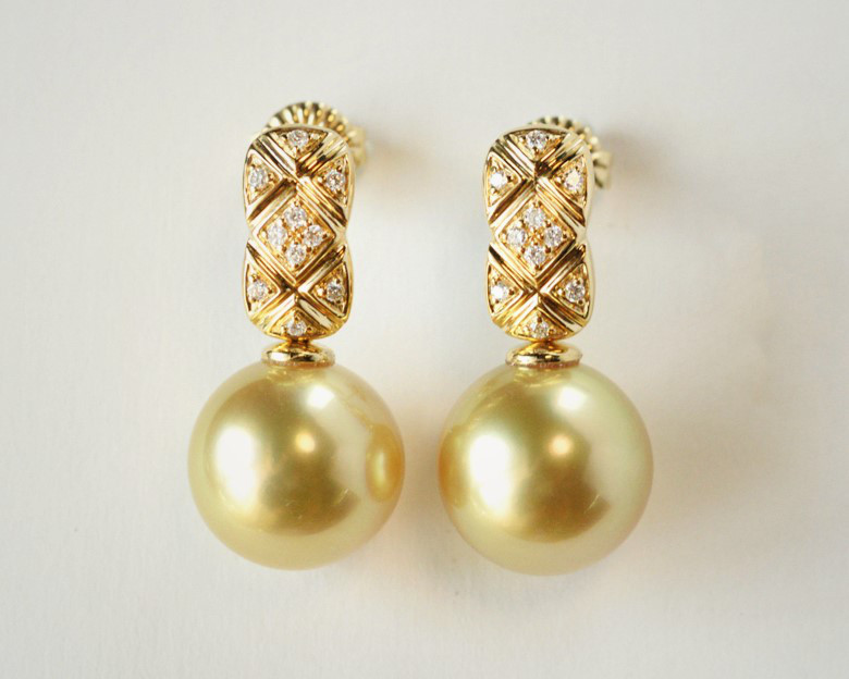 【ルミナ】11-12mm 南洋サンセットゴールデンパールイヤリング 18Kゴールド クラシックダイヤモンドパターン 温かみのある