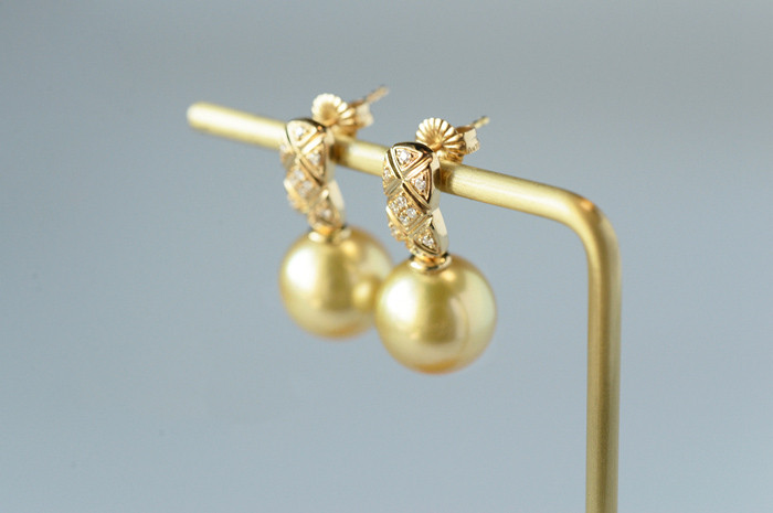 【ルミナ】11-12mm 南洋サンセットゴールデンパールイヤリング 18Kゴールド クラシックダイヤモンドパターン 温かみのある