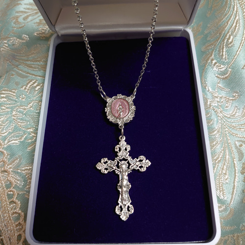 イタリア製美しいキリストの十字架&ピンクのエナメル不思議のメダイ御
