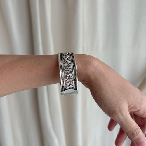 ミャオ族　民族　シルバー加工　バンクル ミャオ族 民族 シルバー加工 バンクル バングル・リストバンド select