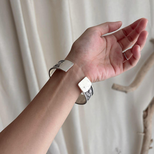 ミャオ族 民族 シルバー加工 バンクル バングル・リストバンド select