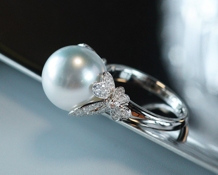 【ルミナ】12～13mm天然南洋オーストラリア産ホワイトパールリング、18Kホワイトゴールド、ダイヤモンドセッティング、Fang