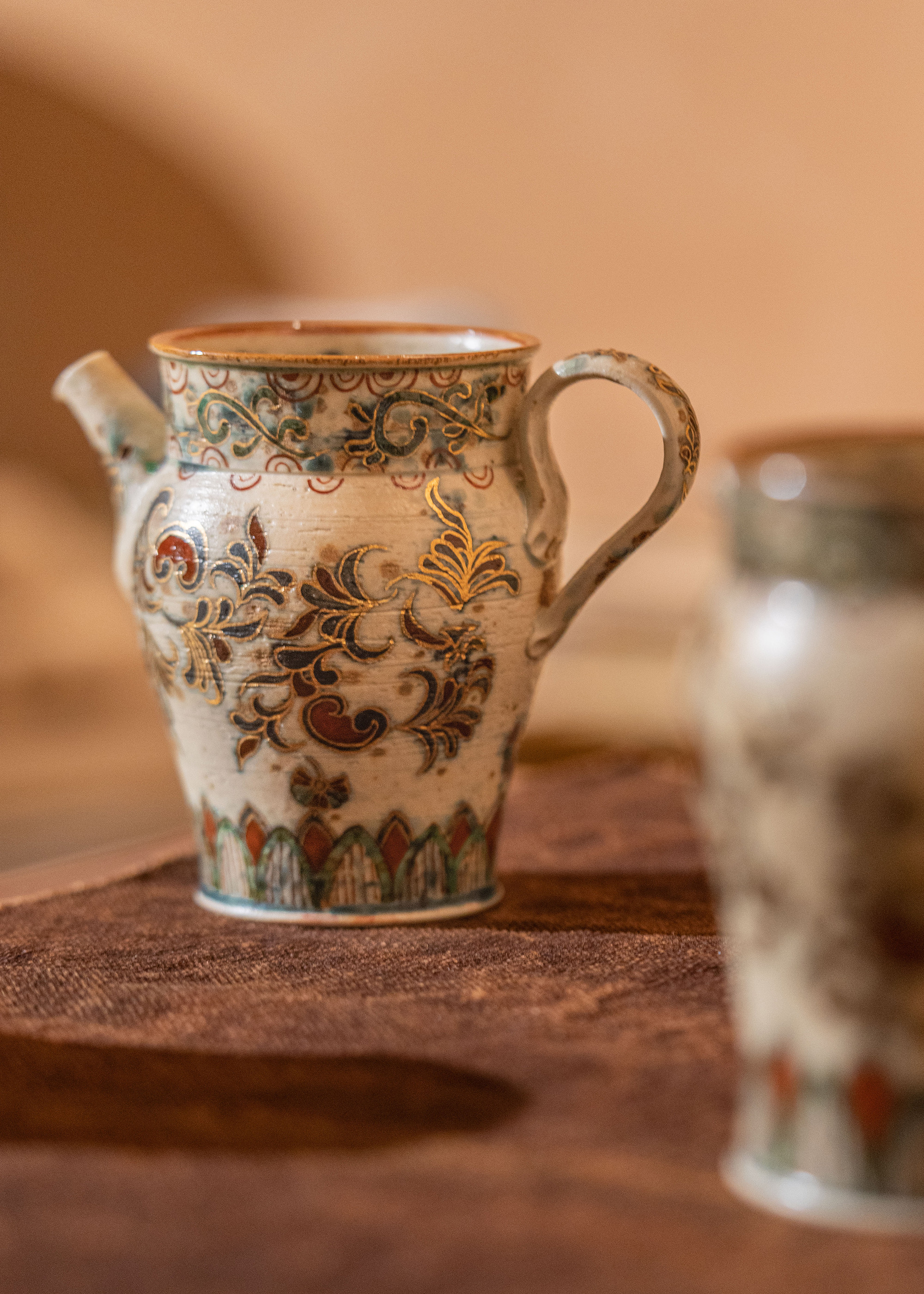 詩瓷集｜中国唐風・軽やかで華やかな手描き釉上紅緑彩＋金彩敦煌巻草文 シェアポット／公道杯 コーヒー・ミルク兼用 景德鎮制