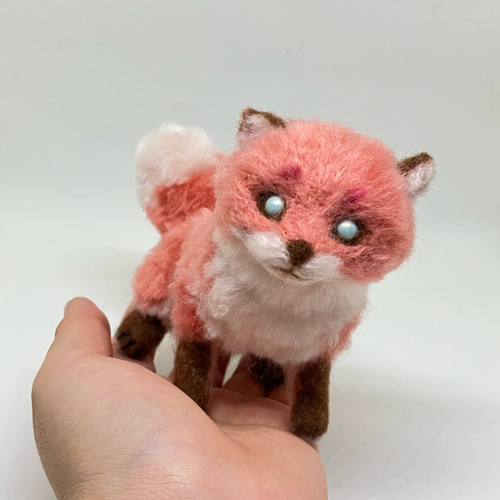 ◇桃色キツネ もふもふ カラフル手乗り 子狐 幻獣【羊毛フェルト人形