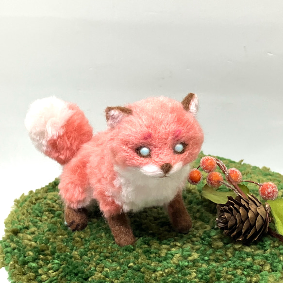 ◇桃色キツネ もふもふ カラフル手乗り 子狐 幻獣【羊毛フェルト人形