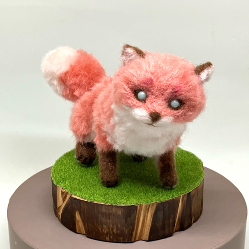 ◇桃色キツネ もふもふ カラフル手乗り 子狐 幻獣【羊毛フェルト人形
