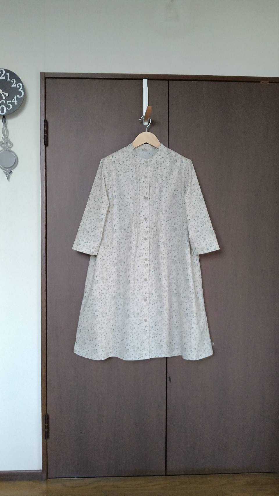 バンドカラーのワンピース