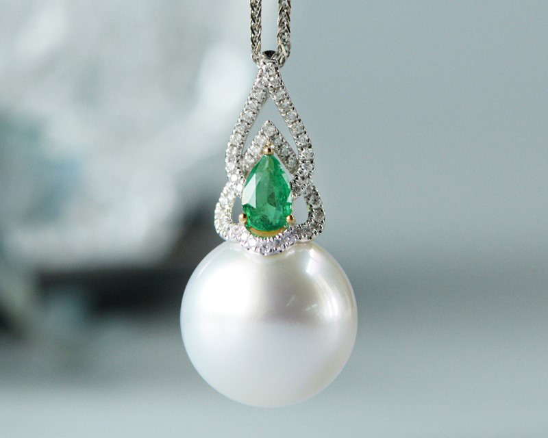 【ルミナ】13～14mm 日本製 大阪産 天然オーストラリア産 ホワイト海水真珠ペンダント、18Kゴールド、エメラルドとダイヤモ