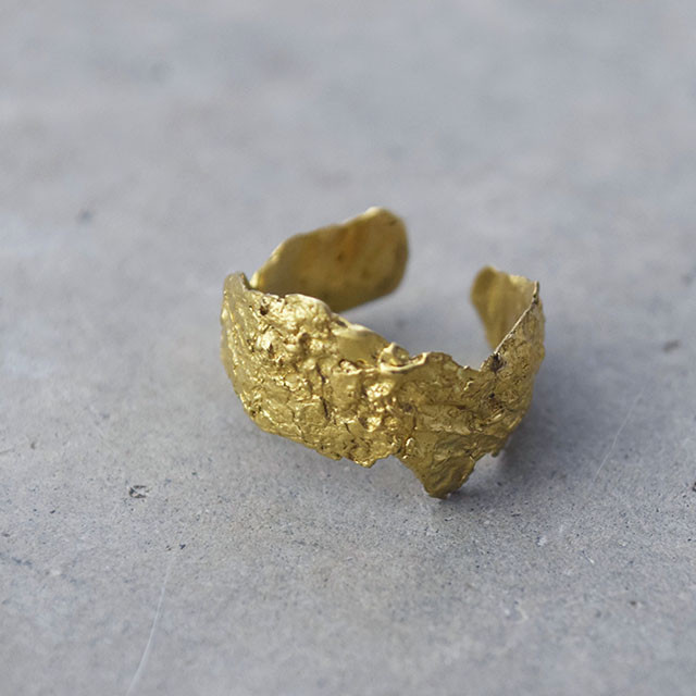 自然に包まれる安心感　山桜の樹皮の指輪（真鍮）S