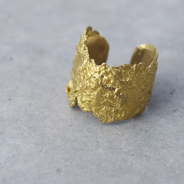 自然に包まれる安心感　山桜の樹皮リング（真鍮）M