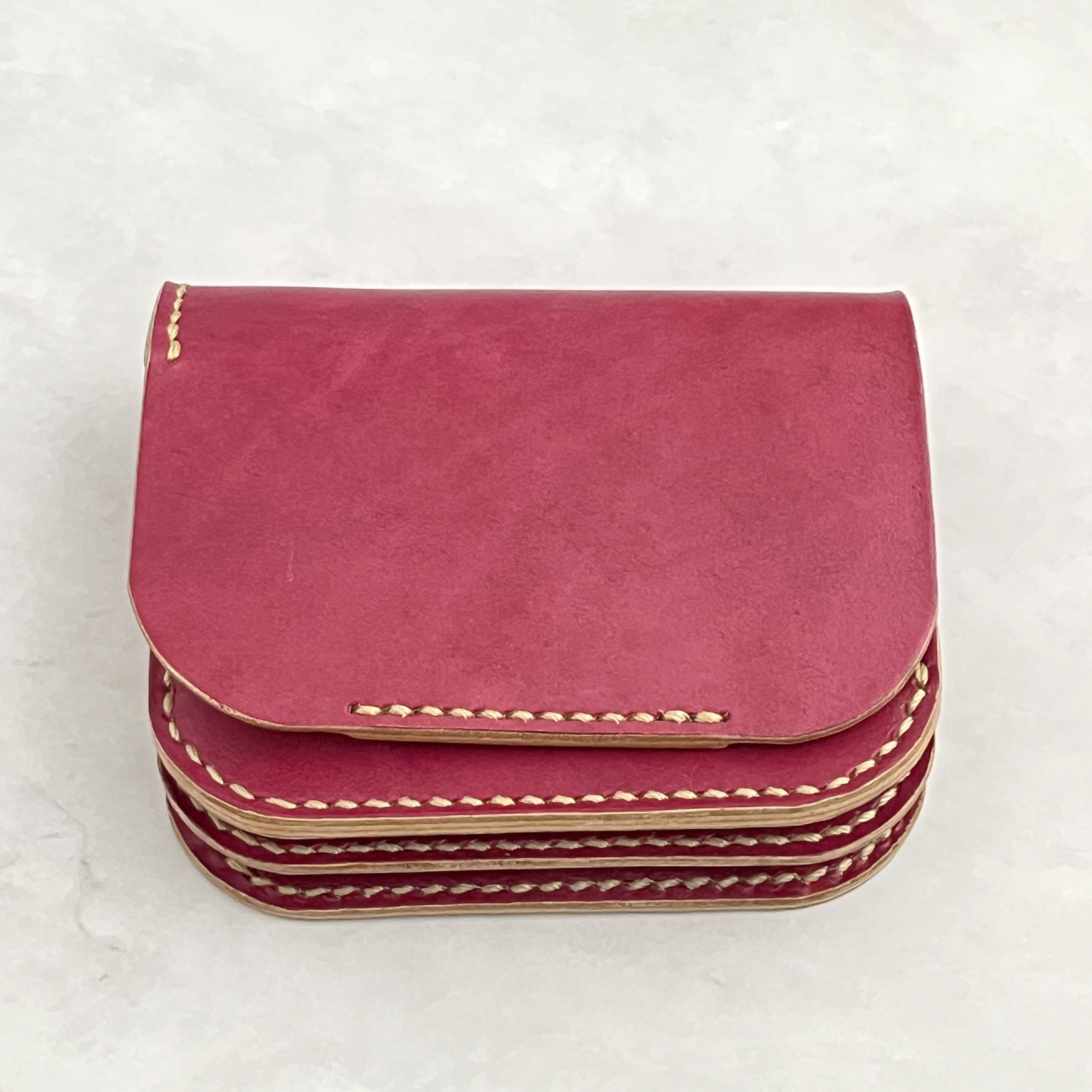 【一点物】手染め本革のコンパクト財布｜総手縫いの革財布（小銭入れ・折らないお札入れ付き）ローズピンク 13,260円