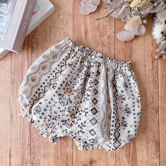 baby♡ボリュームかぼちゃパンツ♡ インド刺繍風　綿麻シーチング　ナチュラル 1枚目の画像