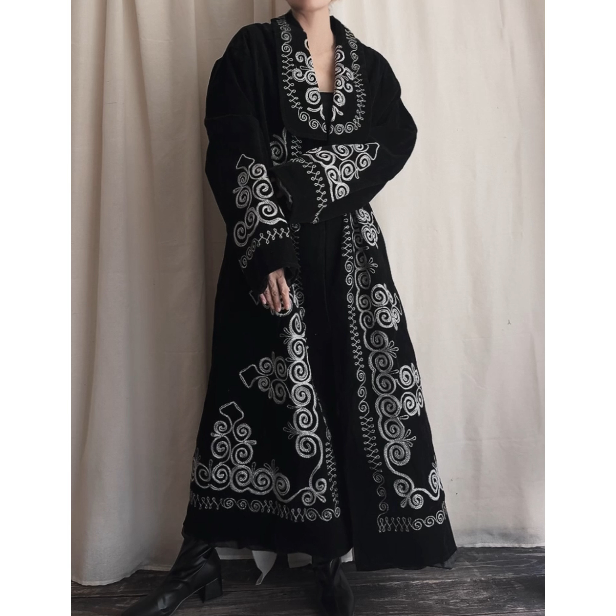 民族　ヴィンテージ　アンティーク　刺繍　ロングコート　メンズ　スウェード