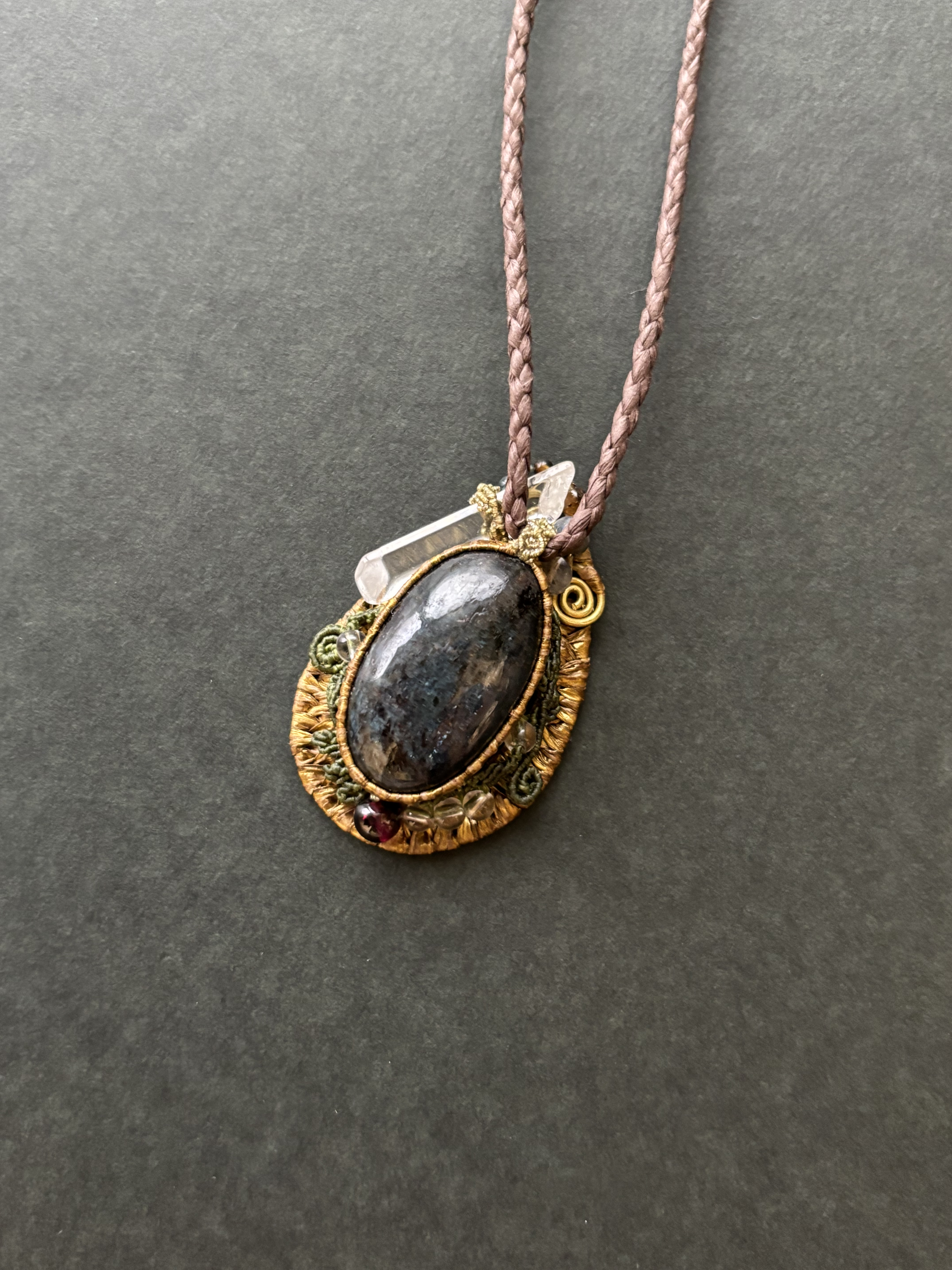 カイヤナイトの和紙と大麻のネックドレス