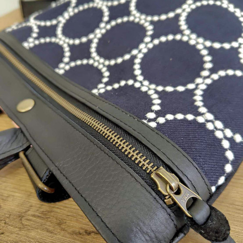 ミナペルホネン/2025tambourineタンバリンネイビー×白/牛革A4