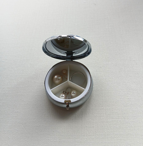 大きめ・こぎん刺しのピルケース（アクセサリーケース）（サークルL・藍色） 3枚目の画像