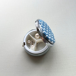 大きめ・こぎん刺しのピルケース（アクセサリーケース）（サークルL・藍色） 2枚目の画像