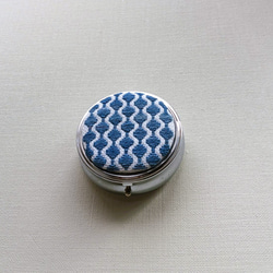 大きめ・こぎん刺しのピルケース（アクセサリーケース）（サークルL・藍色） 4枚目の画像