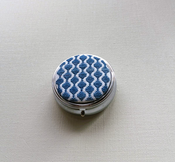大きめ・こぎん刺しのピルケース（アクセサリーケース）（サークルL・藍色） 4枚目の画像