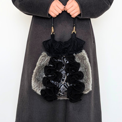 一番人気　秋冬コーデを格上げする、エレガントなファー巾着バッグ　クラシカルなインド刺繍生地とフリルがドラマティック 黒 14枚目の画像