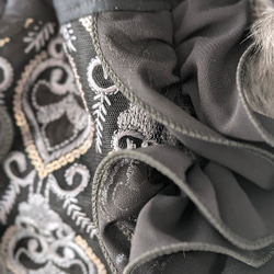 一番人気　秋冬コーデを格上げする、エレガントなファー巾着バッグ　クラシカルなインド刺繍生地とフリルがドラマティック 黒 3枚目の画像