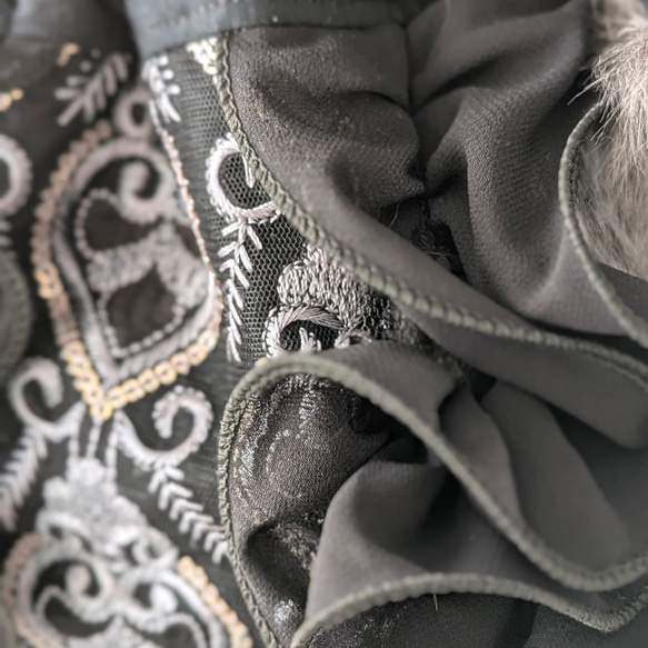 一番人気　秋冬コーデを格上げする、エレガントなファー巾着バッグ　クラシカルなインド刺繍生地とフリルがドラマティック 黒 3枚目の画像