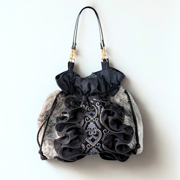 一番人気　秋冬コーデを格上げする、エレガントなファー巾着バッグ　クラシカルなインド刺繍生地とフリルがドラマティック 黒 1枚目の画像