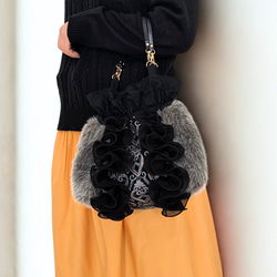 一番人気　秋冬コーデを格上げする、エレガントなファー巾着バッグ　クラシカルなインド刺繍生地とフリルがドラマティック 黒 11枚目の画像