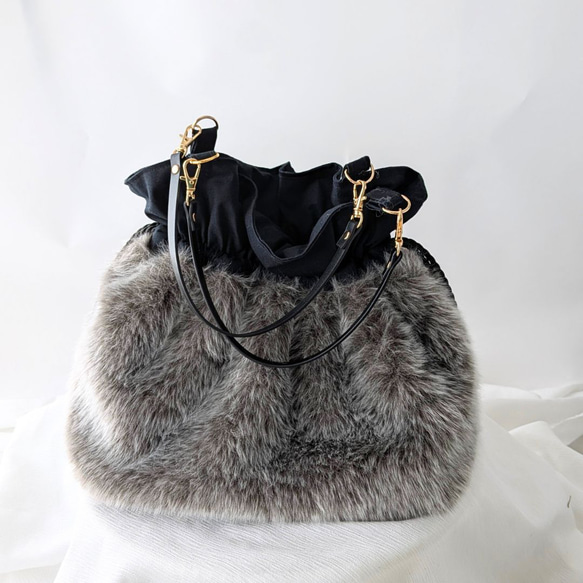 一番人気　秋冬コーデを格上げする、エレガントなファー巾着バッグ　クラシカルなインド刺繍生地とフリルがドラマティック 黒 4枚目の画像