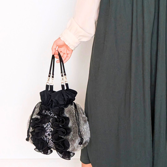 一番人気　秋冬コーデを格上げする、エレガントなファー巾着バッグ　クラシカルなインド刺繍生地とフリルがドラマティック 黒 10枚目の画像