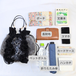 一番人気　秋冬コーデを格上げする、エレガントなファー巾着バッグ　クラシカルなインド刺繍生地とフリルがドラマティック 黒 8枚目の画像