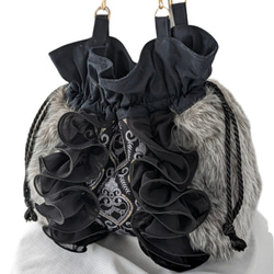 一番人気　秋冬コーデを格上げする、エレガントなファー巾着バッグ　クラシカルなインド刺繍生地とフリルがドラマティック 黒 2枚目の画像
