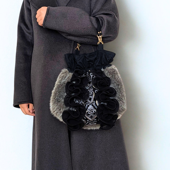 一番人気　秋冬コーデを格上げする、エレガントなファー巾着バッグ　クラシカルなインド刺繍生地とフリルがドラマティック 黒 13枚目の画像