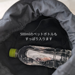 一番人気　秋冬コーデを格上げする、エレガントなファー巾着バッグ　クラシカルなインド刺繍生地とフリルがドラマティック 黒 6枚目の画像