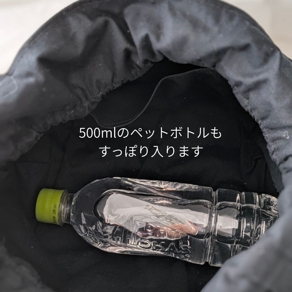 一番人気　秋冬コーデを格上げする、エレガントなファー巾着バッグ　クラシカルなインド刺繍生地とフリルがドラマティック 黒 6枚目の画像