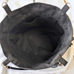 一番人気　秋冬コーデを格上げする、エレガントなファー巾着バッグ　クラシカルなインド刺繍生地とフリルがドラマティック 黒 5枚目の画像