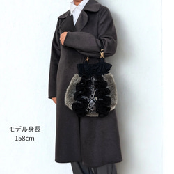 一番人気　秋冬コーデを格上げする、エレガントなファー巾着バッグ　クラシカルなインド刺繍生地とフリルがドラマティック 黒 9枚目の画像